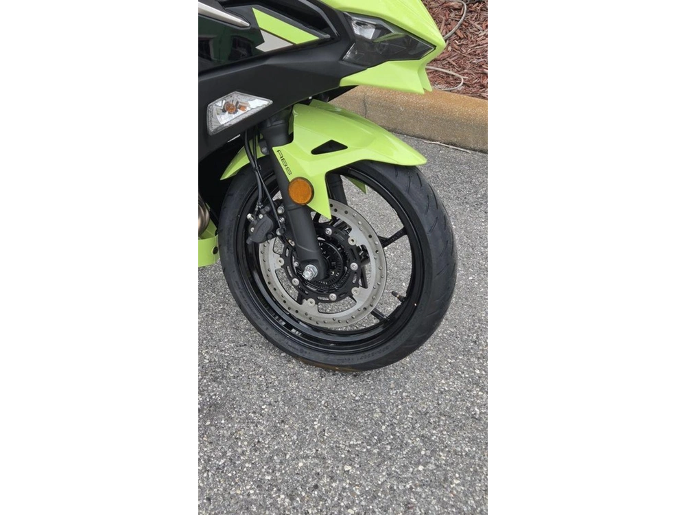 2026 Kawasaki Ninja® 500 Abs Metallic Yellowish Green/ebony