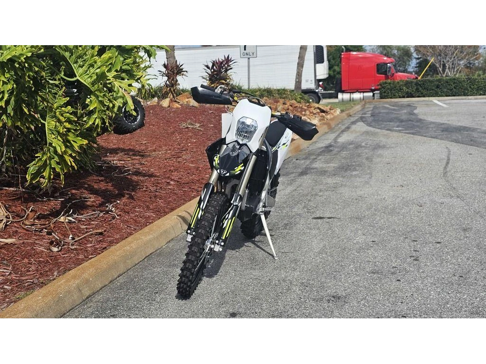 2026 Triumph Tf 450-e Jet Black/pure White