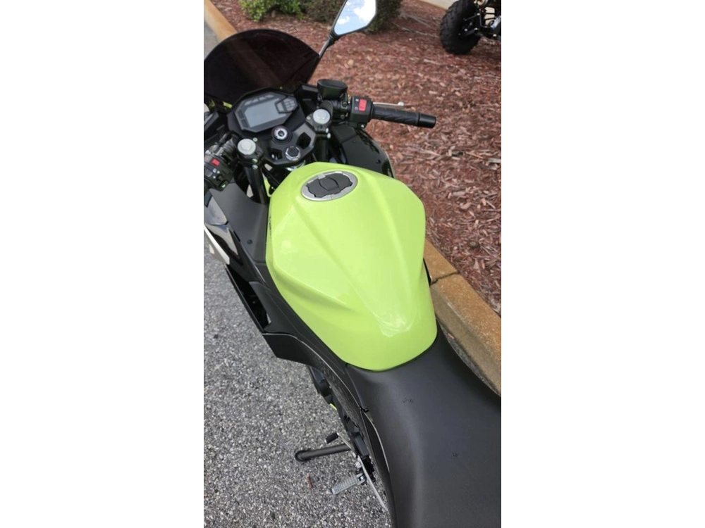 2026 Kawasaki Ninja® 500 Abs Metallic Yellowish Green/ebony