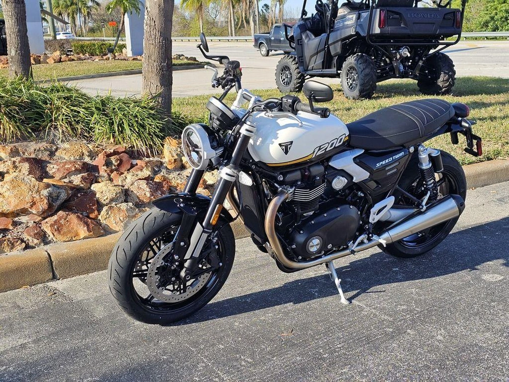 2025 Triumph Speed Twin 1200 Crystal White/sapphire Black