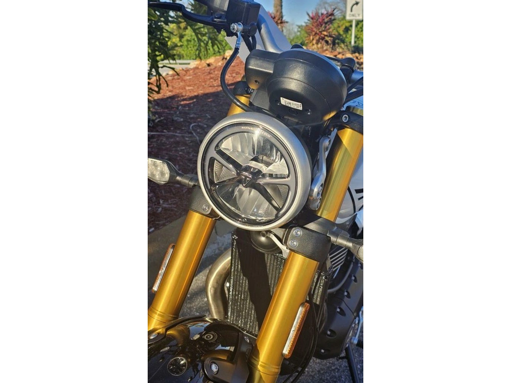 2026 Triumph Speed 400 Pearl Metallic White/phantom Black