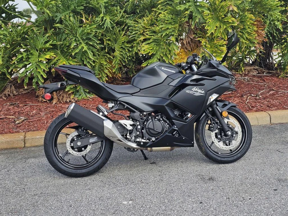 2026 Kawasaki Ninja® 500 Metallic Flat Spark Black
