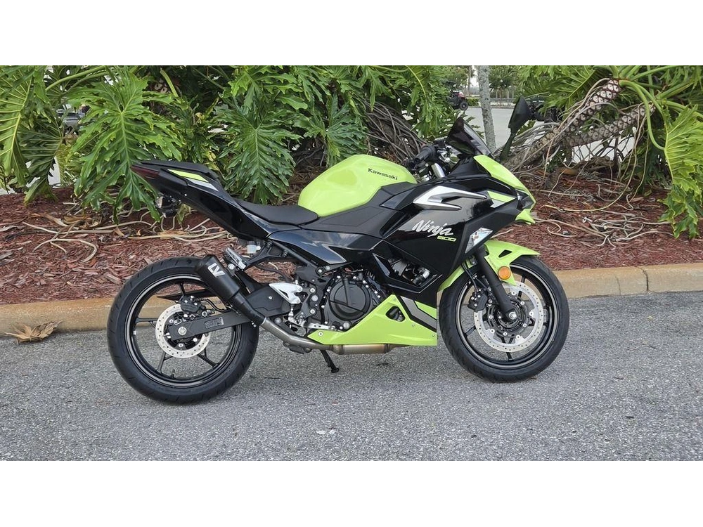2026 Kawasaki Ninja® 500 Abs Metallic Yellowish Green/ebony