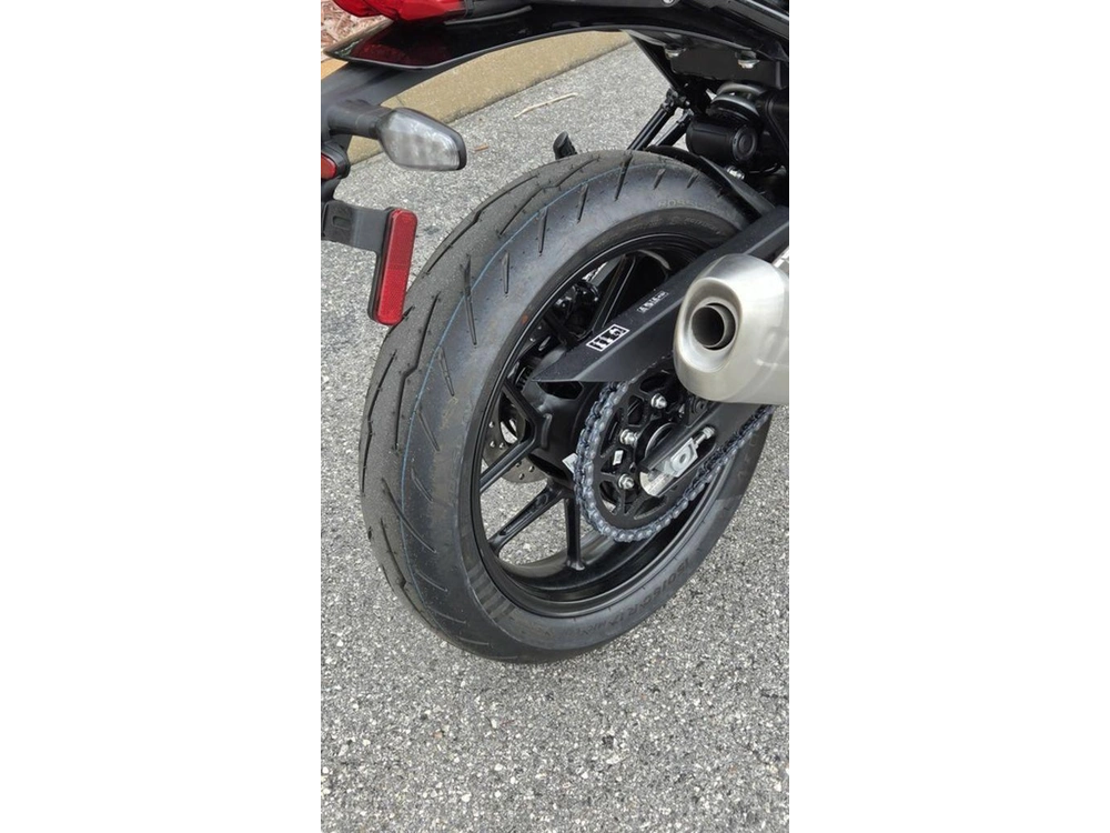 2026 Triumph Thruxton 400 Phantom Black / Aluminium Silver