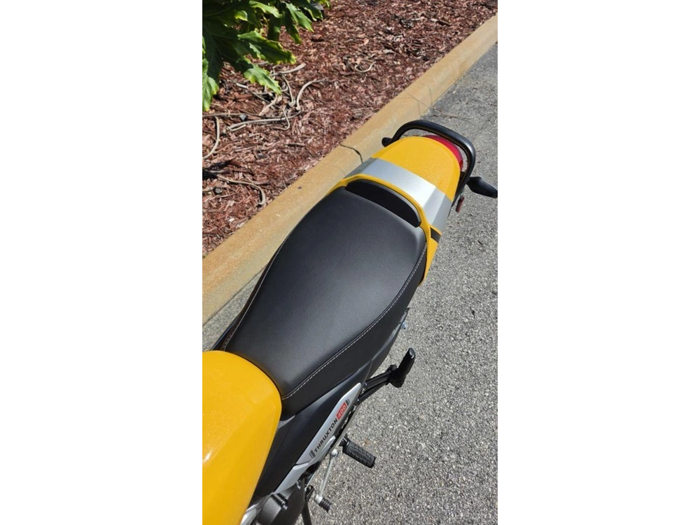 2026 Triumph Thruxton 400 Metallic Racing Yellow / Aluminium Silver