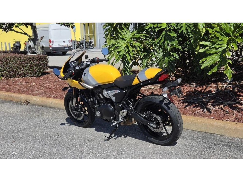 2026 Triumph Thruxton 400 Metallic Racing Yellow / Aluminium Silver