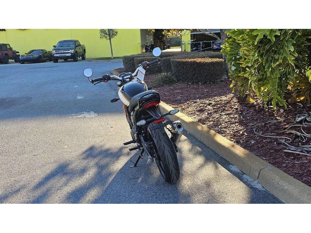 2026 Triumph Speed 400 Pearl Metallic White/phantom Black