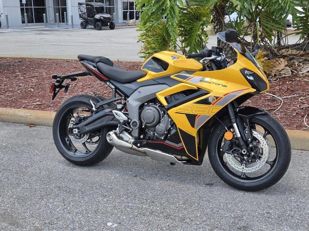 2026 Triumph Daytona 660 Cosmic Yellow / Sapphire Black