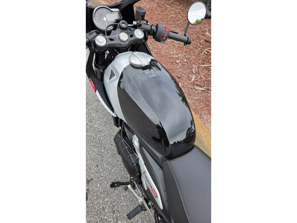 2026 Triumph Thruxton 400 Phantom Black / Aluminium Silver