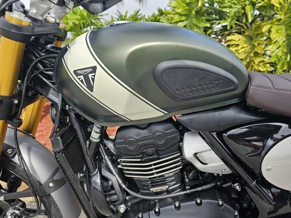 2026 Triumph Scrambler 400 X Matte Khaki Green/matte Fusion White