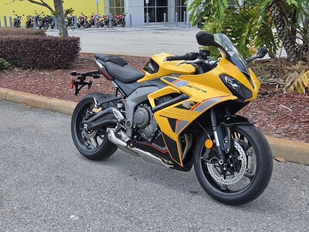 2026 Triumph Daytona 660 Cosmic Yellow / Sapphire Black