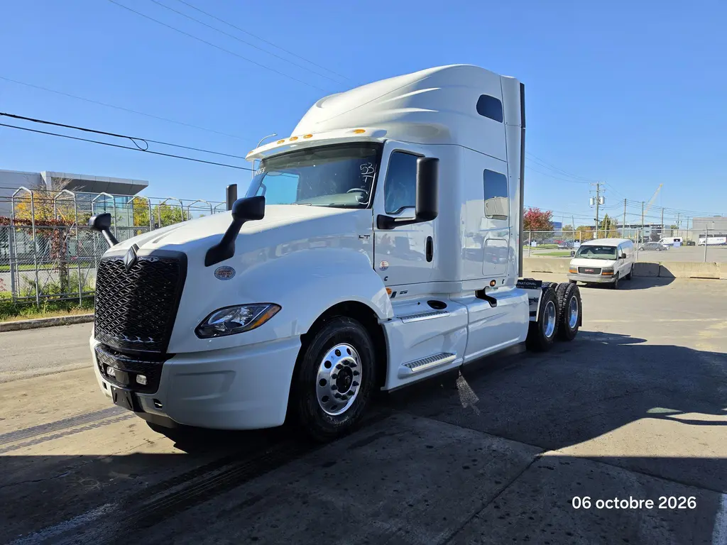 International 2027LT625
