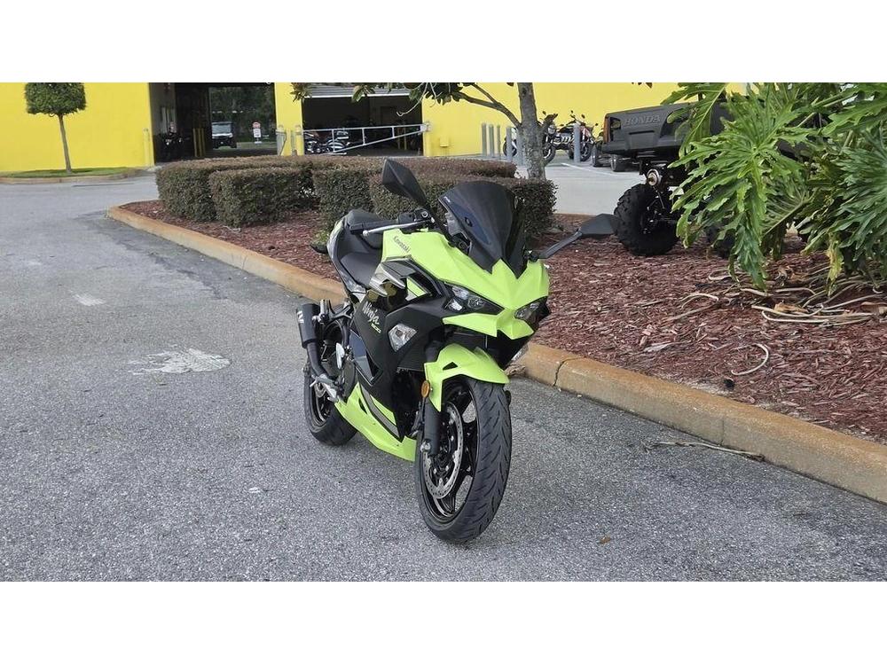 2026 Kawasaki Ninja® 500 Abs Metallic Yellowish Green/ebony