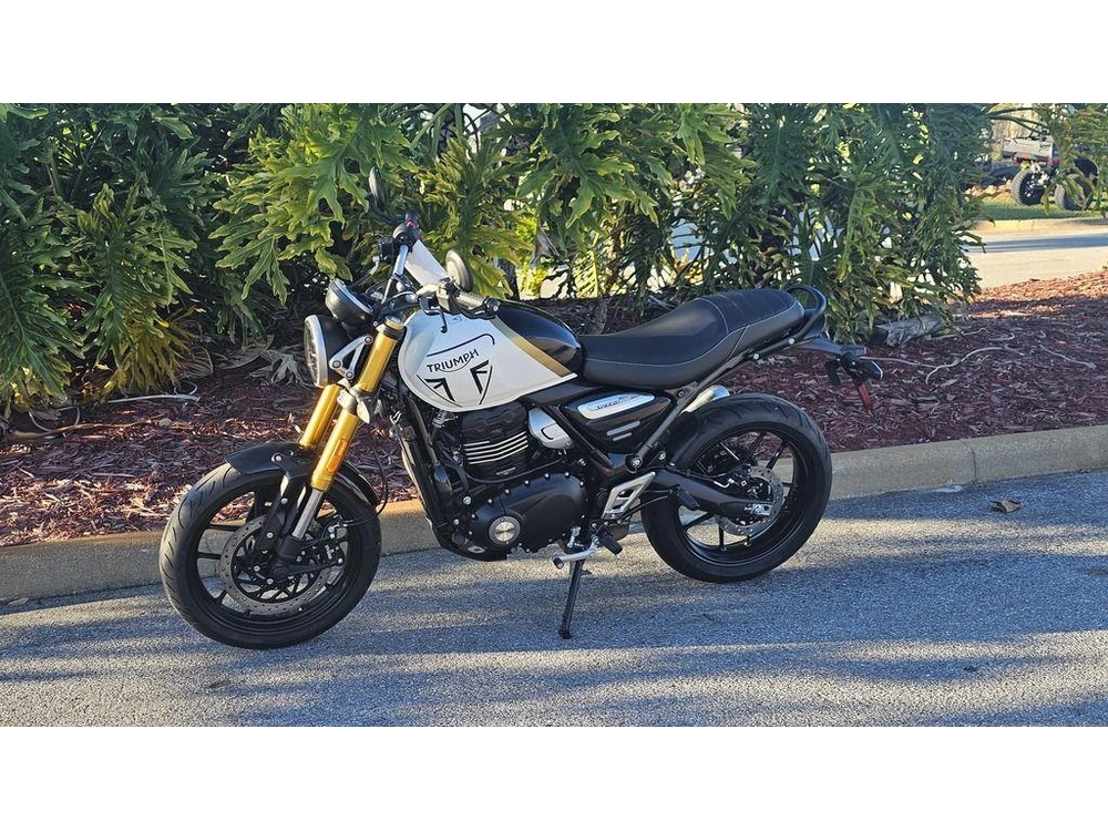 2026 Triumph Speed 400 Pearl Metallic White/phantom Black