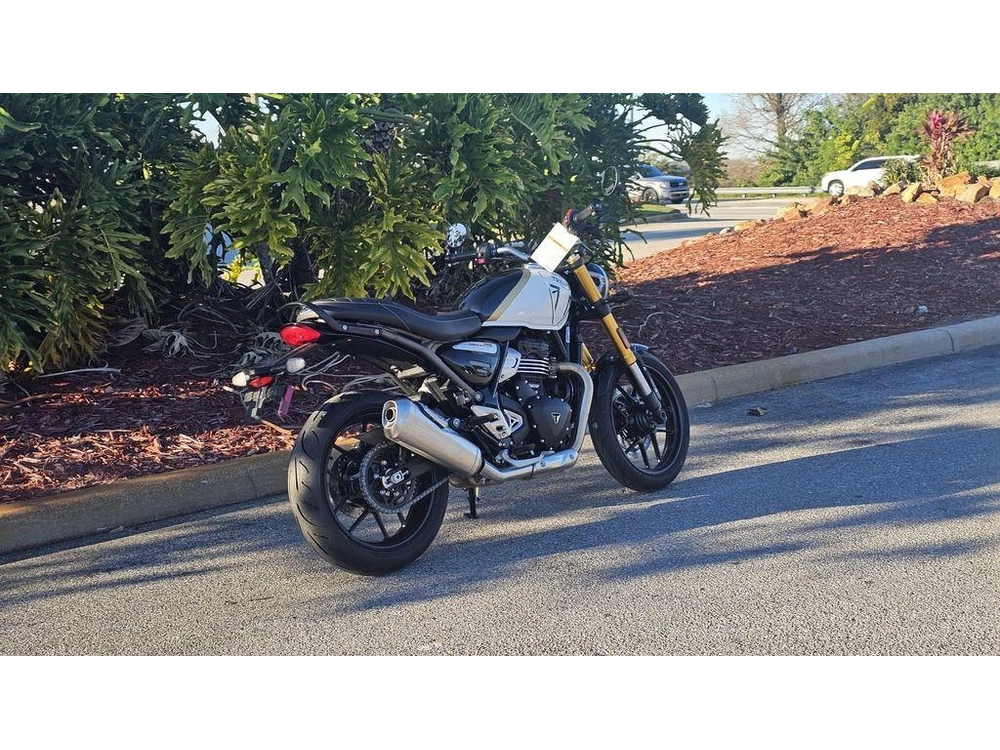 2026 Triumph Speed 400 Pearl Metallic White/phantom Black
