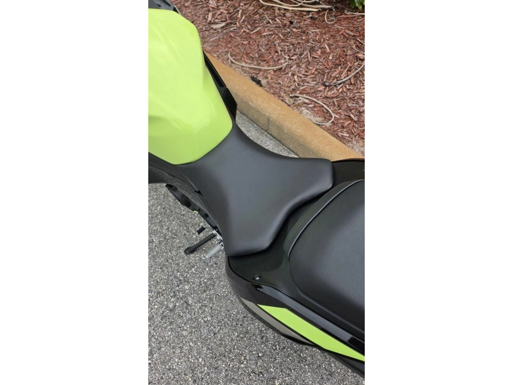2026 Kawasaki Ninja® 500 Abs Metallic Yellowish Green/ebony