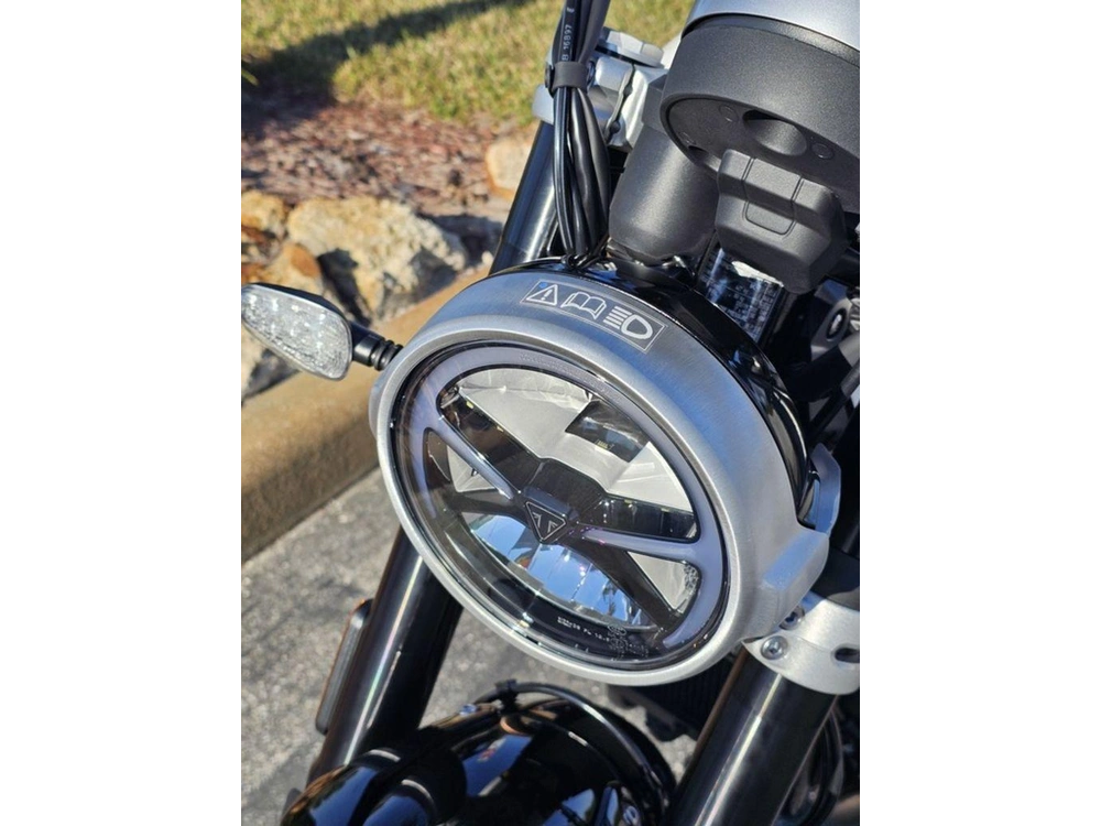 2025 Triumph Speed Twin 1200 Crystal White/sapphire Black