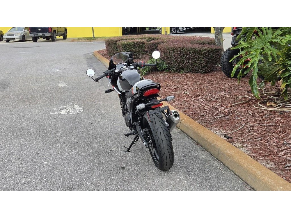 2026 Triumph Thruxton 400 Phantom Black / Aluminium Silver