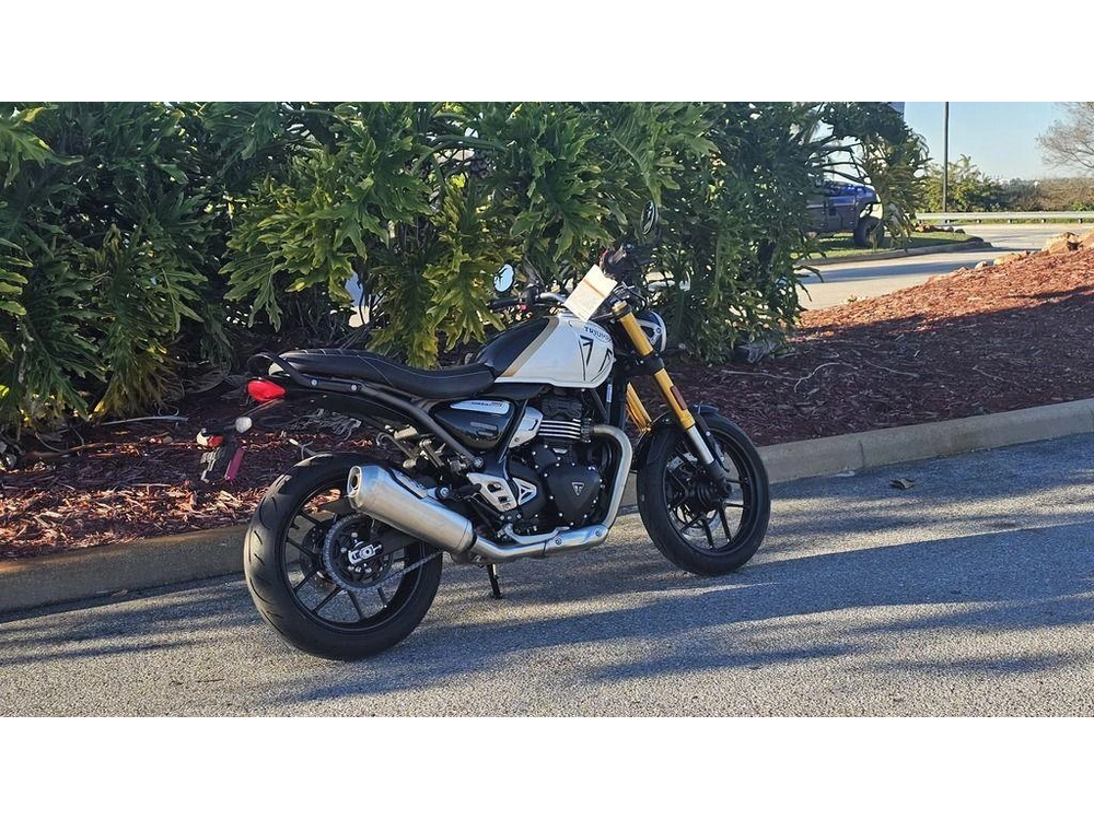2026 Triumph Speed 400 Pearl Metallic White/phantom Black