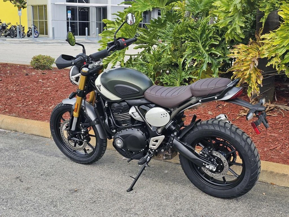 2026 Triumph Scrambler 400 X Matte Khaki Green/matte Fusion White
