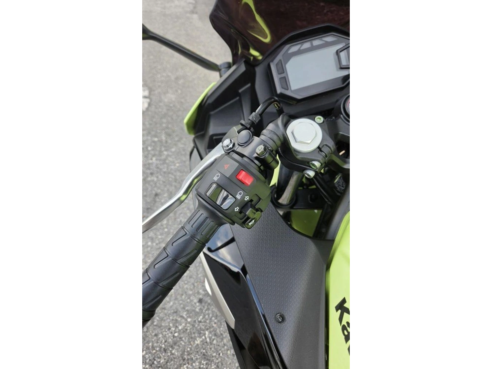2026 Kawasaki Ninja® 500 Abs Metallic Yellowish Green/ebony