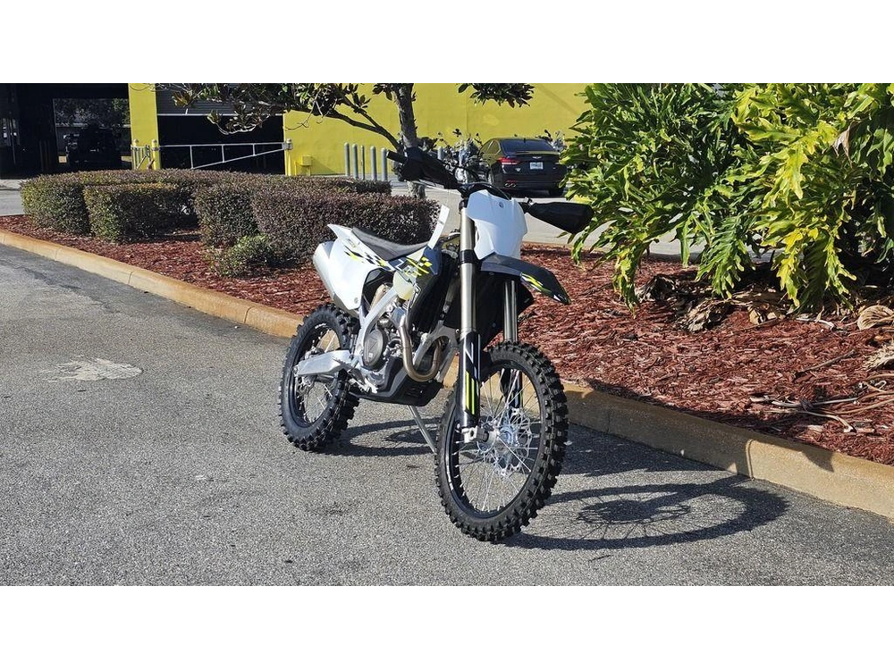 2026 Triumph Tf 250-c Jet Black/ Pure White