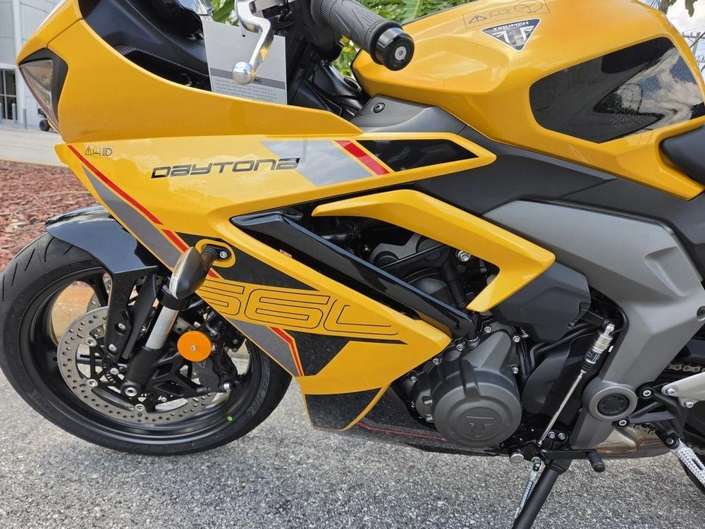 2026 Triumph Daytona 660 Cosmic Yellow / Sapphire Black