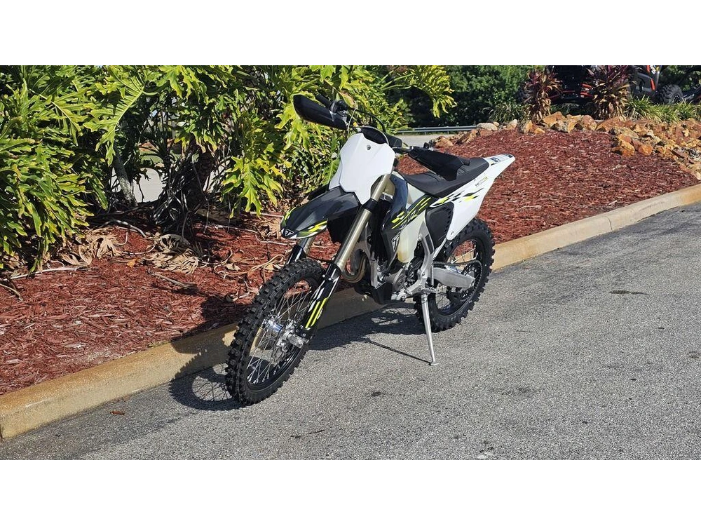 2026 Triumph Tf 250-c Jet Black/ Pure White