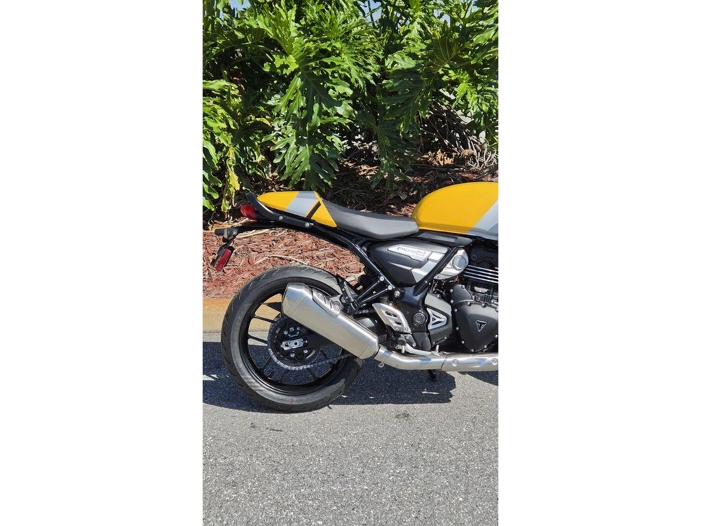 2026 Triumph Thruxton 400 Metallic Racing Yellow / Aluminium Silver