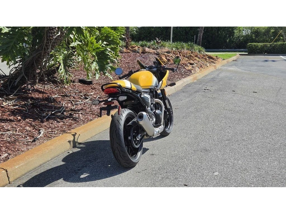 2026 Triumph Thruxton 400 Metallic Racing Yellow / Aluminium Silver