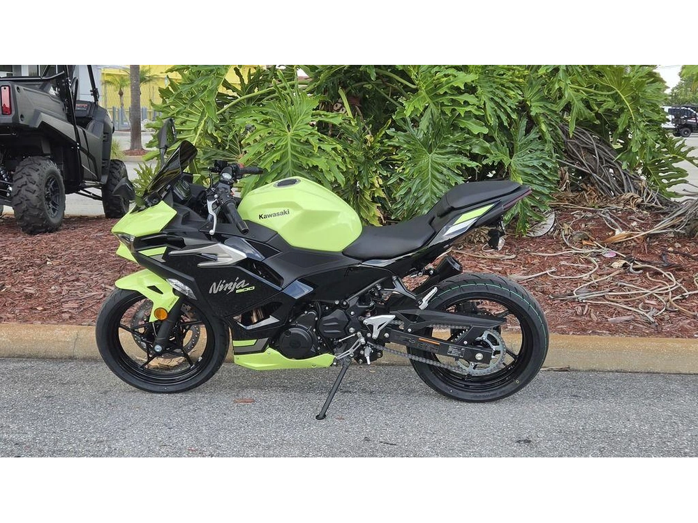 2026 Kawasaki Ninja® 500 Abs Metallic Yellowish Green/ebony