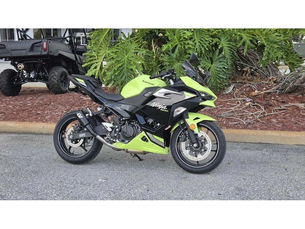 2026 Kawasaki Ninja® 500 Abs Metallic Yellowish Green/ebony