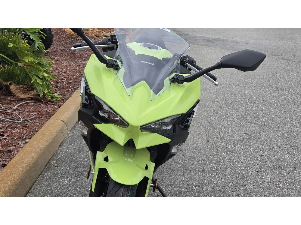 2026 Kawasaki Ninja® 500 Abs Metallic Yellowish Green/ebony