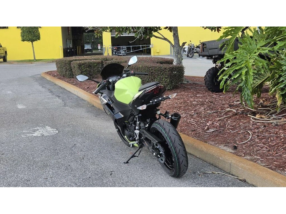 2026 Kawasaki Ninja® 500 Abs Metallic Yellowish Green/ebony