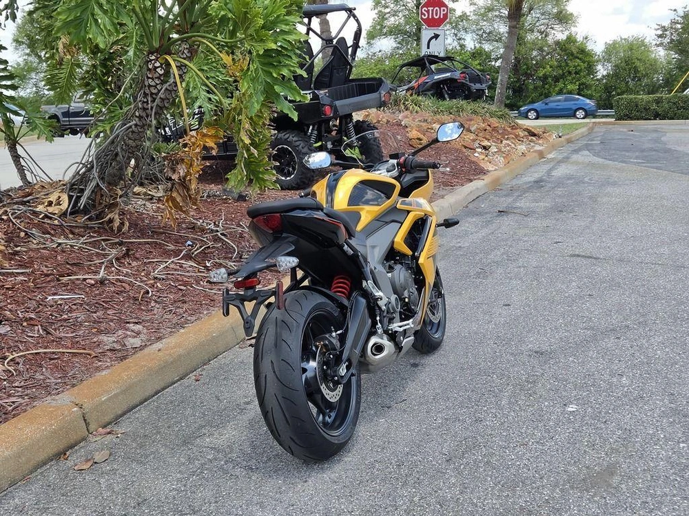 2026 Triumph Daytona 660 Cosmic Yellow / Sapphire Black
