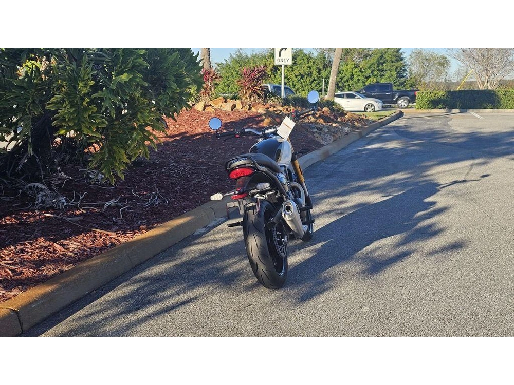 2026 Triumph Speed 400 Pearl Metallic White/phantom Black
