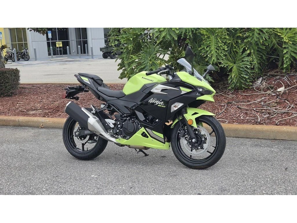 2026 Kawasaki Ninja® 500 Abs Metallic Yellowish Green/ebony