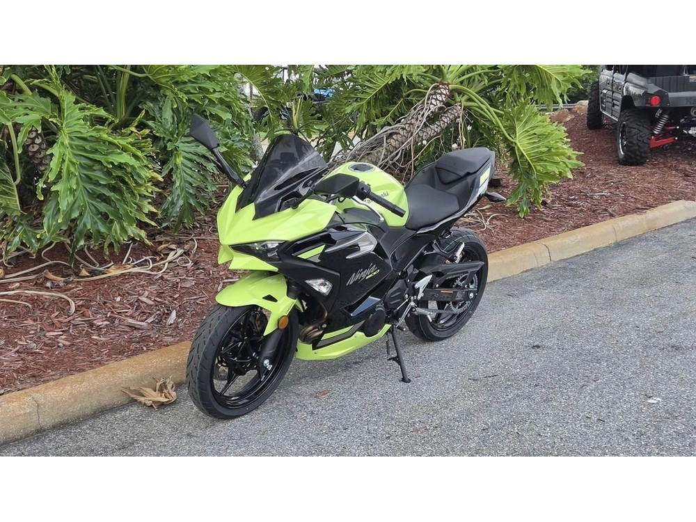 2026 Kawasaki Ninja® 500 Abs Metallic Yellowish Green/ebony