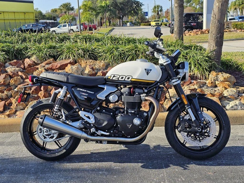 2025 Triumph Speed Twin 1200 Crystal White/sapphire Black