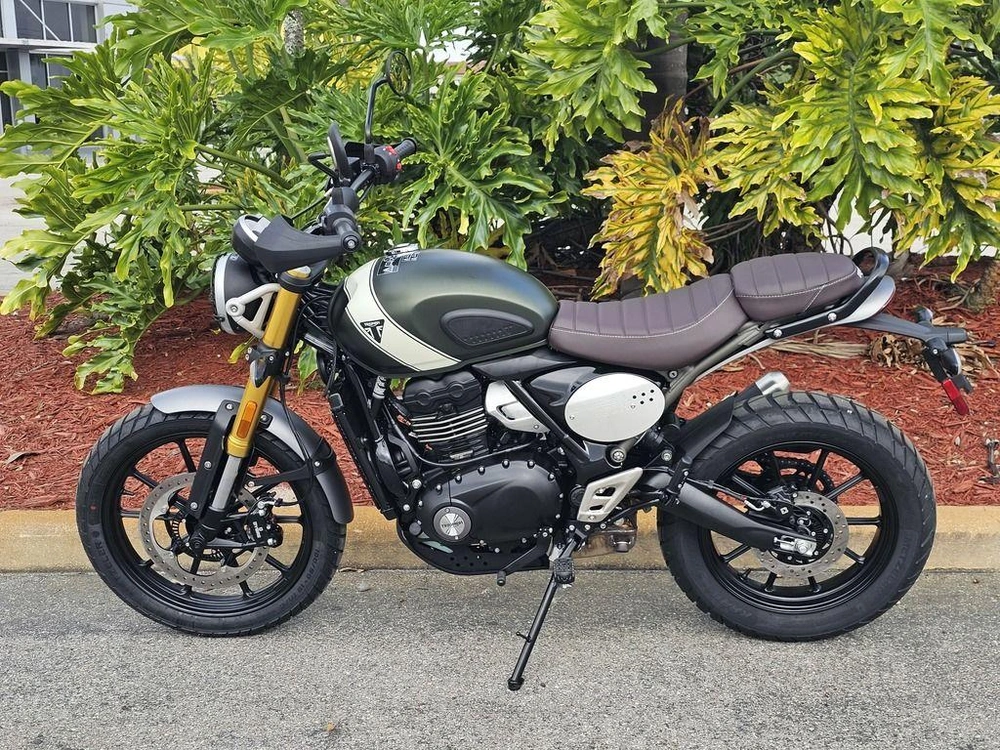 2026 Triumph Scrambler 400 X Matte Khaki Green/matte Fusion White