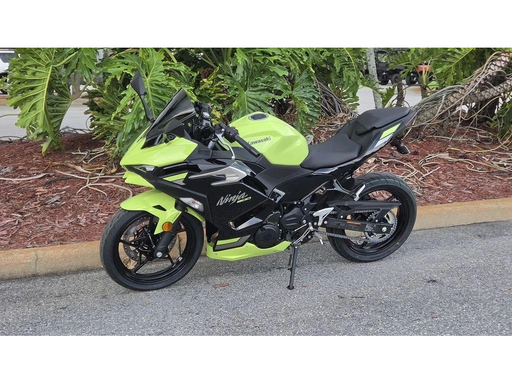 2026 Kawasaki Ninja® 500 Abs Metallic Yellowish Green/ebony
