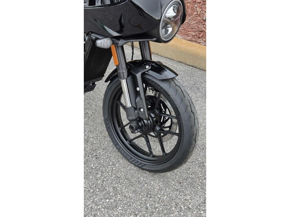 2026 Triumph Thruxton 400 Phantom Black / Aluminium Silver