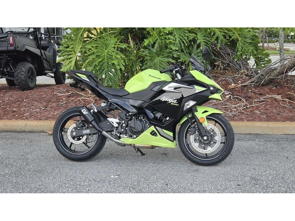 2026 Kawasaki Ninja® 500 Abs Metallic Yellowish Green/ebony