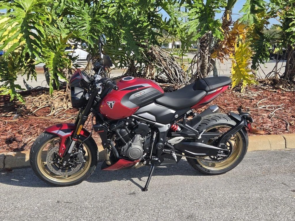 2026 Triumph Trident 800 Carnival Red