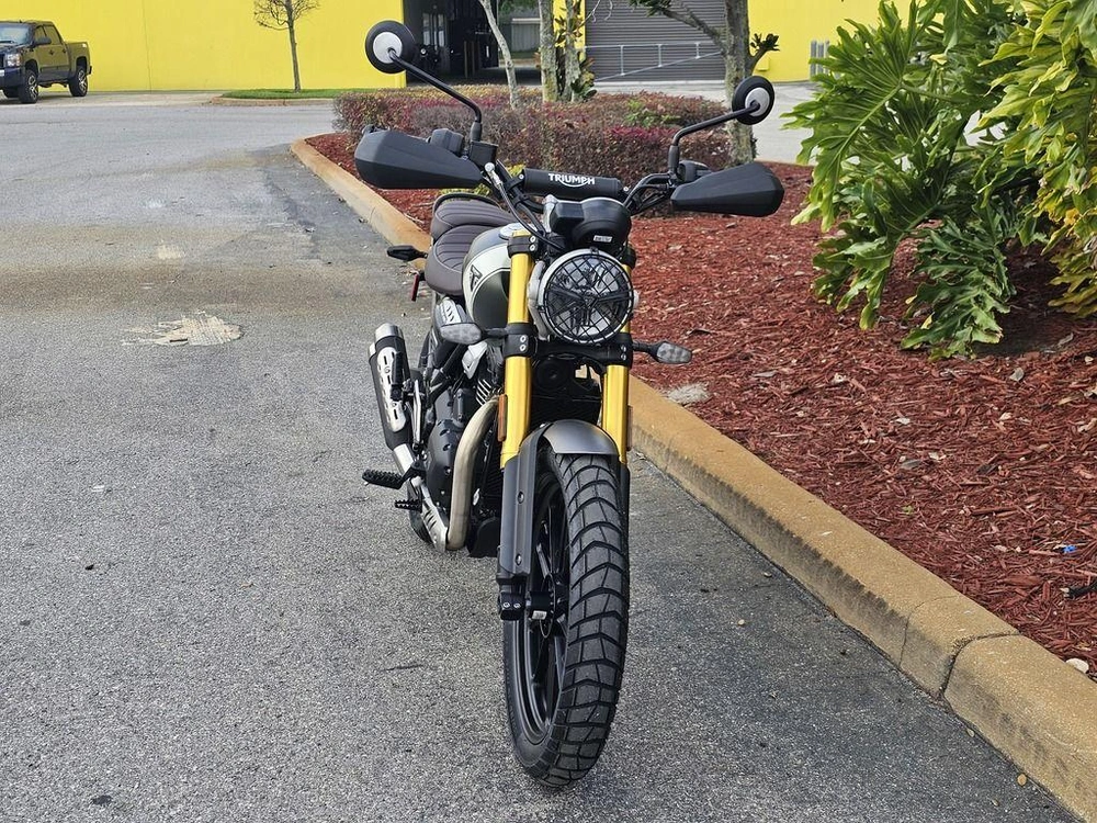 2026 Triumph Scrambler 400 X Matte Khaki Green/matte Fusion White