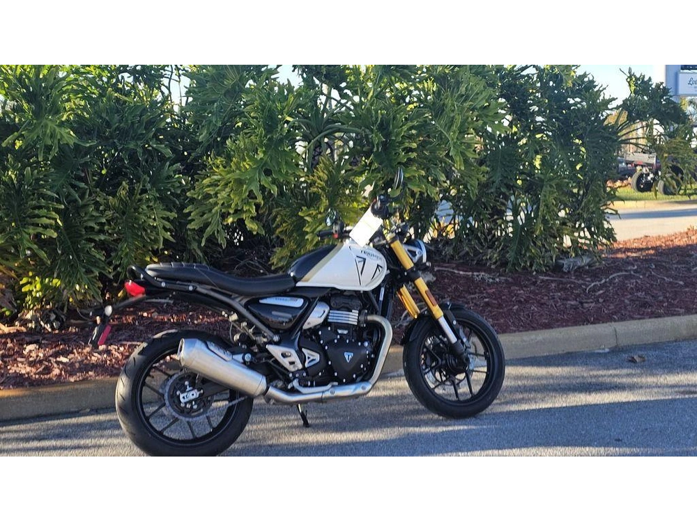 2026 Triumph Speed 400 Pearl Metallic White/phantom Black