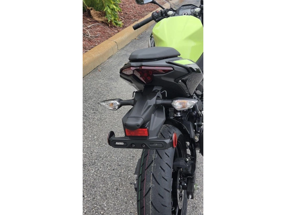 2026 Kawasaki Ninja® 500 Abs Metallic Yellowish Green/ebony