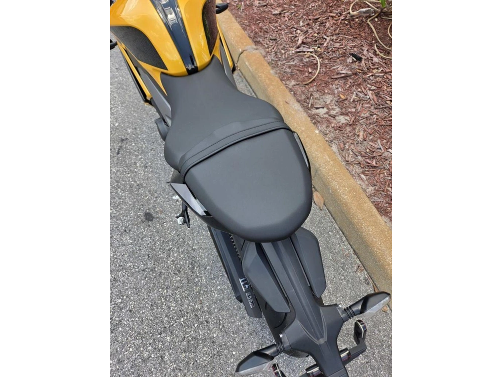 2026 Triumph Daytona 660 Cosmic Yellow / Sapphire Black