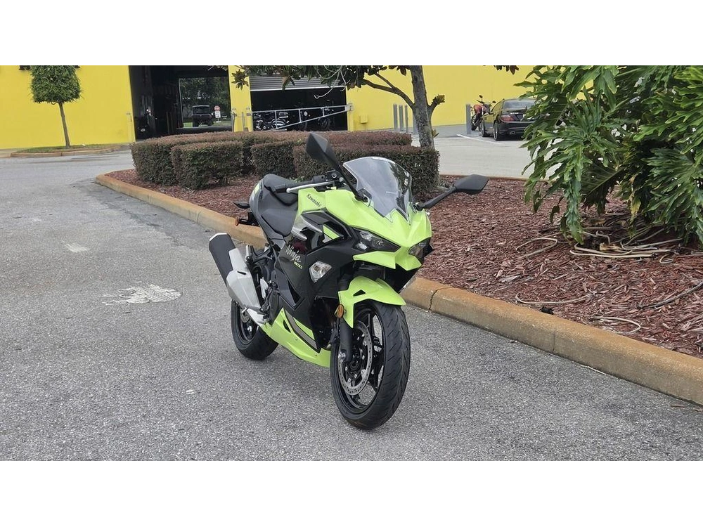 2026 Kawasaki Ninja® 500 Abs Metallic Yellowish Green/ebony