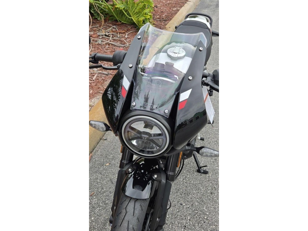 2026 Triumph Thruxton 400 Phantom Black / Aluminium Silver